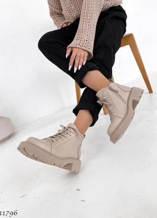 Стильні жіночі шкіряні черевики бежевого кольору, трендові жіночі чоботи на шнурівці демісезон7 фото
