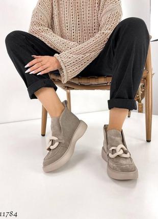 Стильні жіночі замшеві черевики бежевого кольору, трендові жіночі чоботи з декором, демісезон9 фото