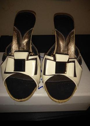 Шлепки на каблуке