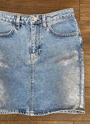 Стильная синяя джинсовая мини юбка с серебряным напылением s