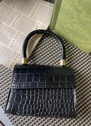 Черная маленькая сумка клатч с тиснением под змею