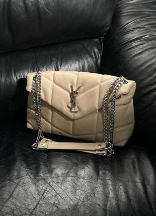 Женская сумка ив сен лоран бежевая saint laurent silver sneaker puffer небольшой шляпка в quilted lambskin2 фото