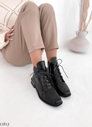 Стильні жіночі шкіряні черевики бежевого кольору, трендові жіночі чоботи демісезон3 фото