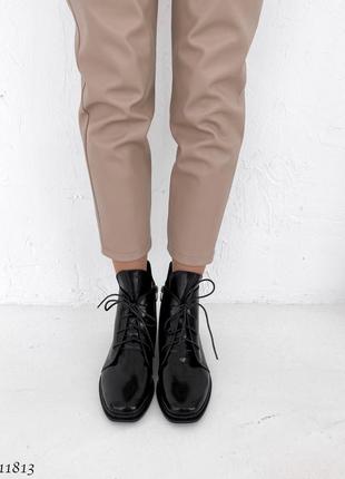 Стильні жіночі шкіряні черевики бежевого кольору, трендові жіночі чоботи демісезон7 фото