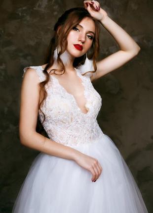 Белое легкое свадебное платье с декольте2 фото