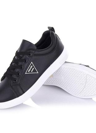 Чорні жіночі кеди на шнурівці.