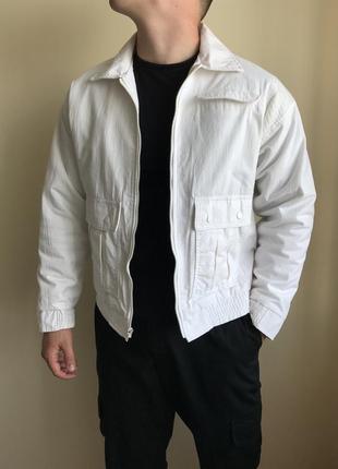 Стильная белоснежная куртка new mart с большими карманами, белая, ветровка, бомбер, харик, однотонная, базовая, овершот, харингстон, теплая1 фото