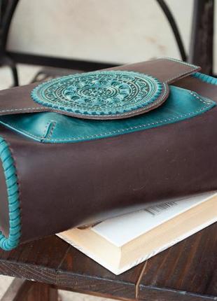 Вместительная, качественная авторская кожаная сумка с замочком через плечо модерн коричнево-бирзовая5 фото