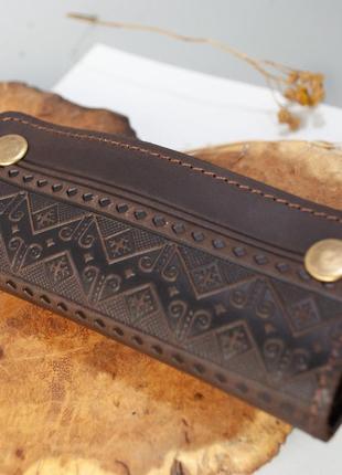 Ключниця шкіряна чоловіча коричнева з орнаментом вишиванка| шкіряний чохол для ключів1 фото