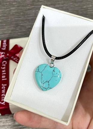 Оригинальный подарок девушке кулон с натуральным камнем бирюза в форме сердечка на шнурке в коробочке