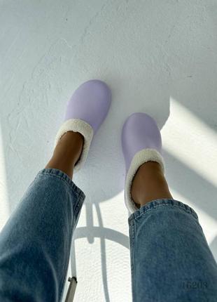 Фиолетовые лавандовые резиновые пенные тапки тапочки сабо кроксы с мехом на меху лаванда7 фото