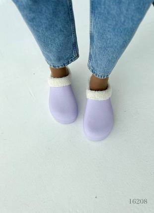 Фиолетовые лавандовые резиновые пенные тапки тапочки сабо кроксы с мехом на меху лаванда5 фото