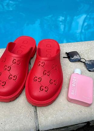 Шльопанці, сабо, мюлі gucci