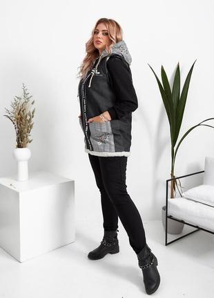 Жіноча тепла джинсова жилетка на хутрі з накладними кишенями3 фото