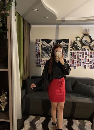 Красная юбка с завязками
