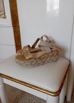 Актуальные, модные, плетёные босоножки с камнями river island