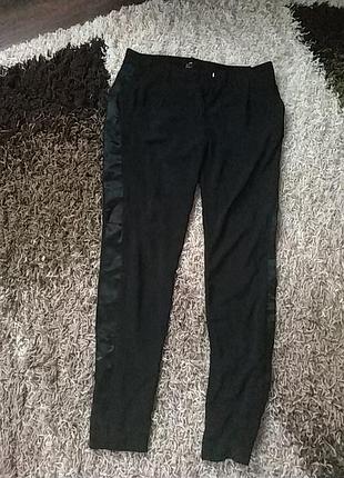 Стильные брюки с атласной полоской h&m розвантажуюсь