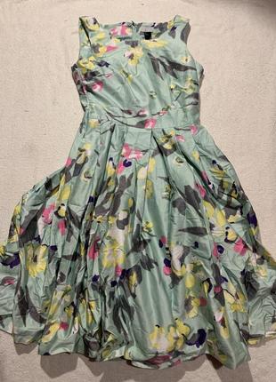 Сильное женское платье