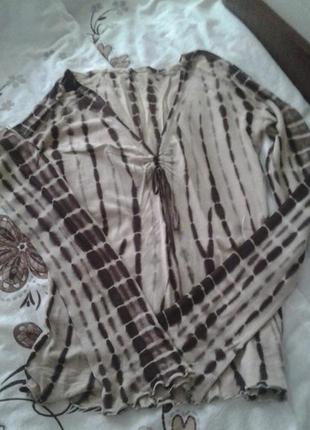 Кофточка с красивым вырезом и длинными рукавами