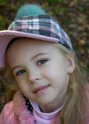 Теплая кепка с бумбоном