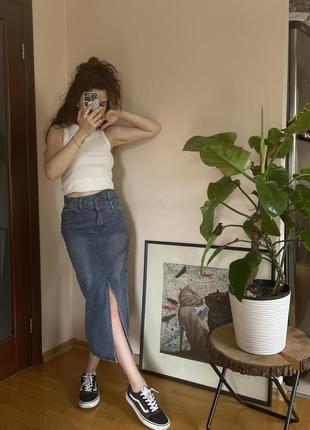 Новая джинсовая юбка с вырезом и двойным поясом