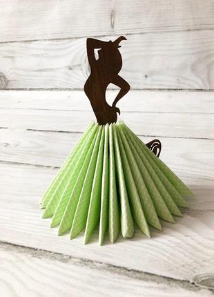 Підставка для серветок красуня з дерева в пишній сукні з серветок1 фото