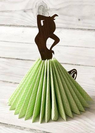 Підставка для серветок красуня з дерева в пишній сукні з серветок2 фото
