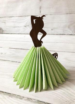 Підставка для серветок красуня з дерева в пишній сукні з серветок4 фото