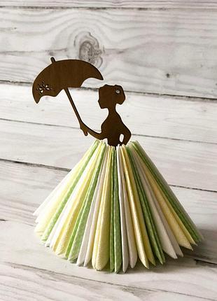 Салфетница мерседес красавица из дерева в пышном платье из салфеток