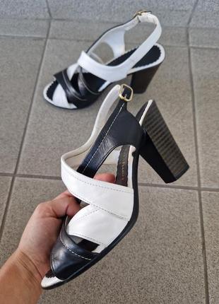Босоножки на каблуке