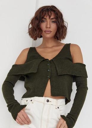 В'язаний пуловер на ґудзиках з відкритими плечима темно-зелений