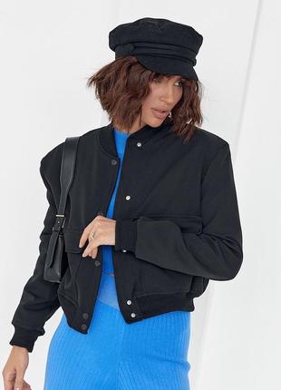 Женская куртка-бомбер с накладными карманами укороченный черный7 фото