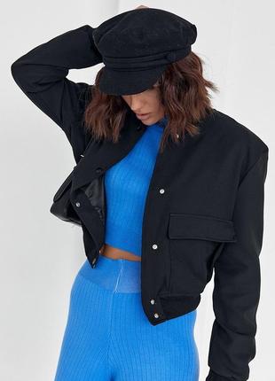 Женская куртка-бомбер с накладными карманами укороченный черный9 фото