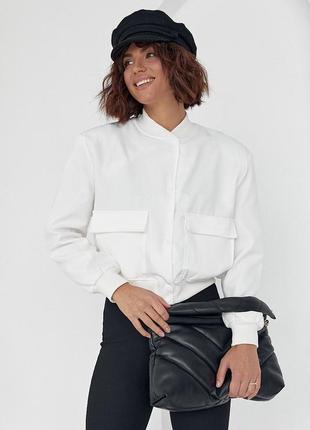 Женская куртка-бомбер с накладными карманами укороченный молочный3 фото