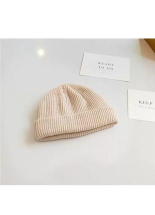 Шапка мини-бини однотонная вязаная с подворотом (докер, короткая, классическая), унисекс бежевая