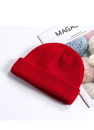 Шапка міні-біні однотонна в'язана з підворотом (докер, коротка, класична), унісекс червона