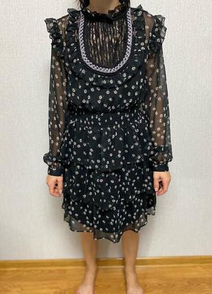 Чорне плаття у ромашку