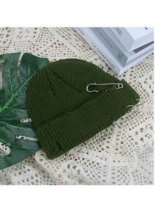 Шапка мини-бини рваная с булавками и кольцами (докер, вязаная, короткая) зеленая хаки