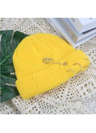 Шапка мини-бини рваная с булавкой и кольцами (докер, вязаная, короткая) желтая