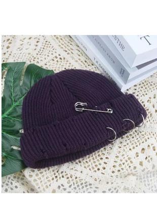 Шапка мини-бини рваная с булавками и кольцами (докер, вязаная, короткая) фиолетовая