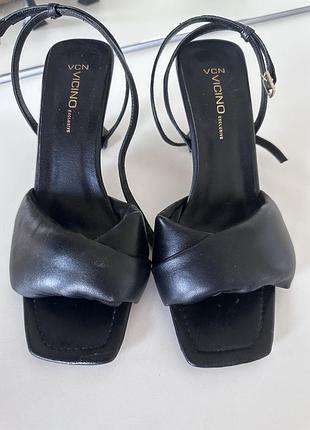 Кожаные босоножки