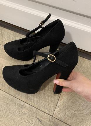 Туфлі з червоною підошвою