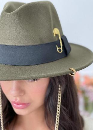 Шляпа женская федора calabria с металлическим декором и цепочкой зеленая (хаки)6 фото