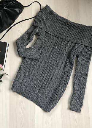 Вязаный серый удлиненный свитер с открытыми плечами quiz размер s/m