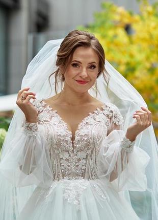 Весільна сукня, пишна сукня, шлейф