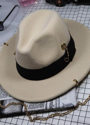 Шляпа женская федора calabria с металлическим декором и цепочкой молочная