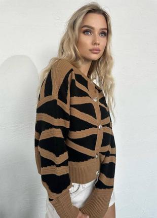 Модный кардиган на пуговицах с геометрическим узором туречки