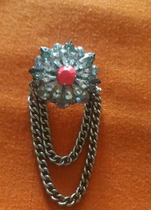 Брошка з ланцюжком