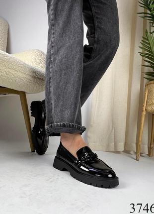 Лофери,чорні, лаковані.