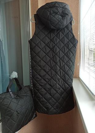 Стьобаний подовжений чорний жилет з сумкою - шопером3 фото